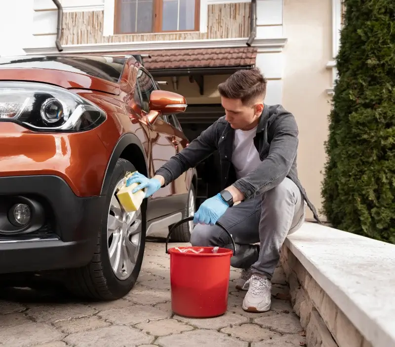 Lavage auto à domicile Villers-Robert : professionnel intervenant sur un véhicule